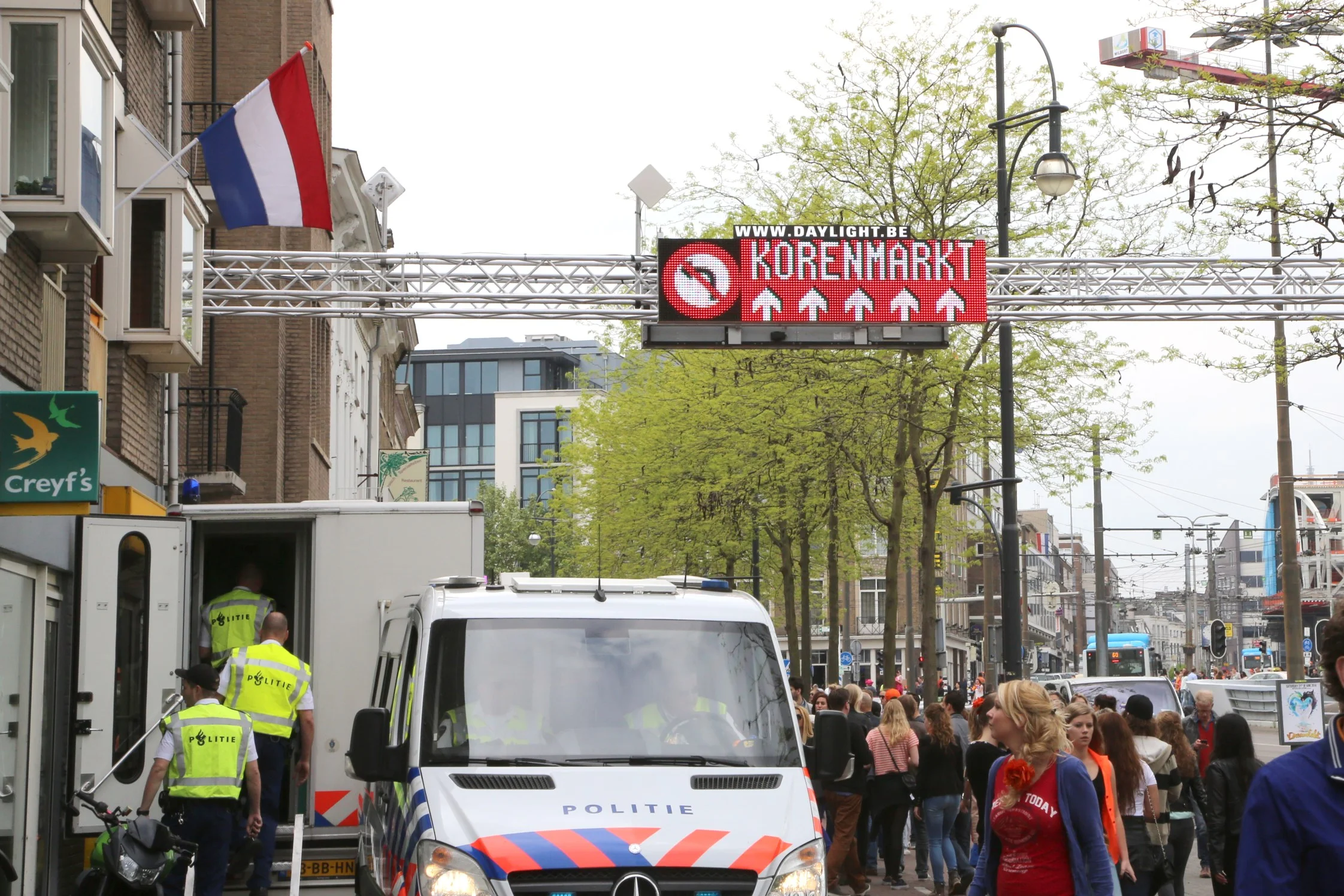 Koningsdag Arnhem - 16 LED displays voor stadsbrede publieksstroomsturing